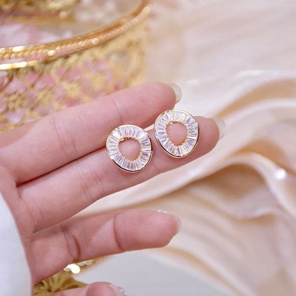 “Angelica” White Geode/Crystal Irregular Circle Geometric Stud Abstract Earrings - Picture 5 of 5